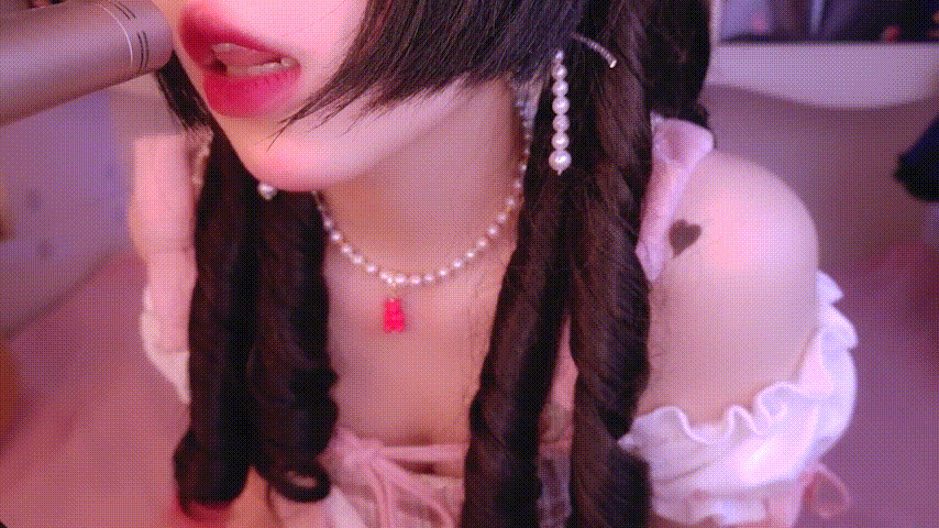 6.4穿粉粉的丝袜躺下求抱抱.mp4_20231103_222751.gif
